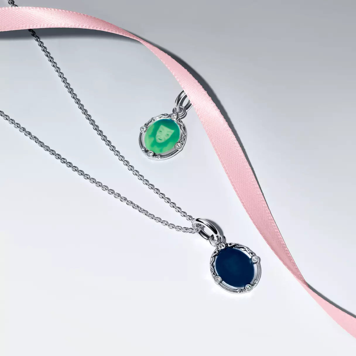 Magic Mirror Charm – Snow White and the Seven Dwarfs