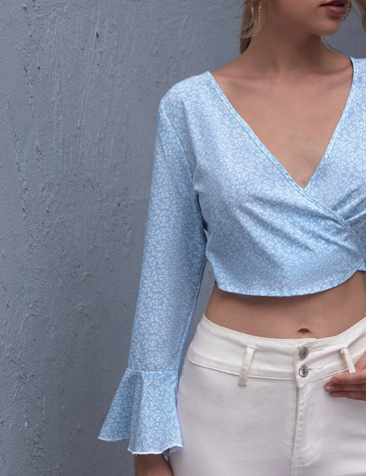 Blusa azul cruzada manga con volante