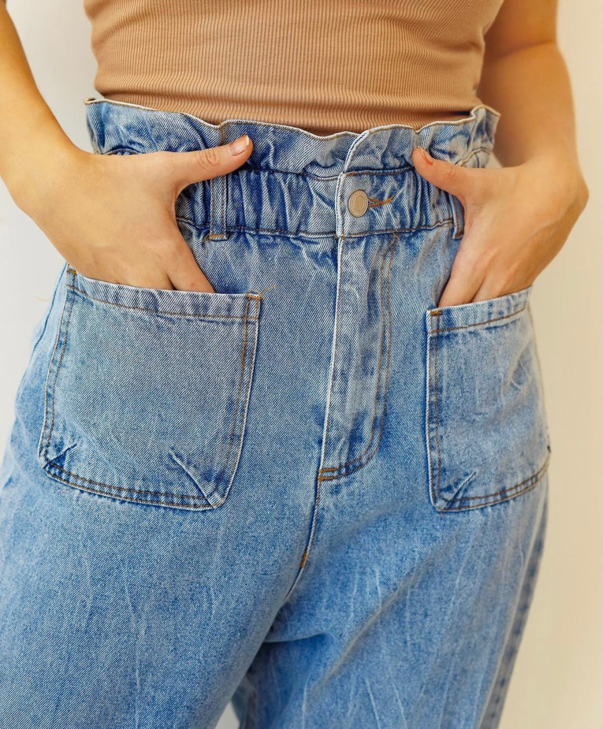 Pantalón Mezclilla Cintura Media Con Bolsas Delanteras