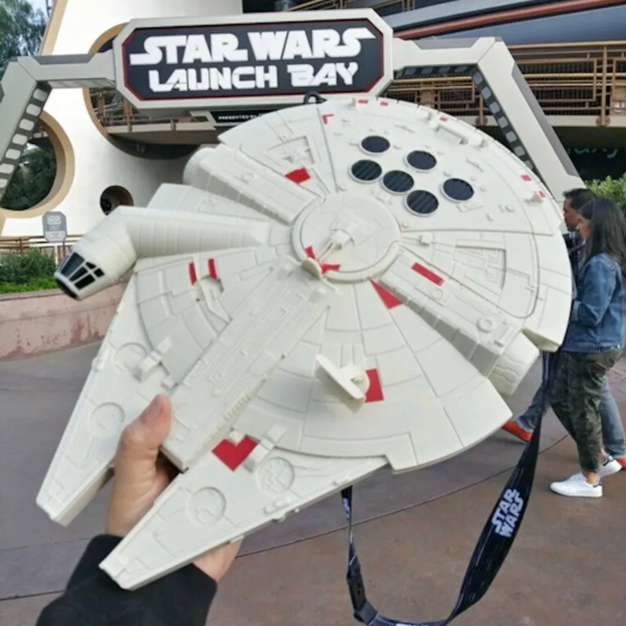 Disney Tokyo Resorts Palomera Star Wars Falcon Con Luz