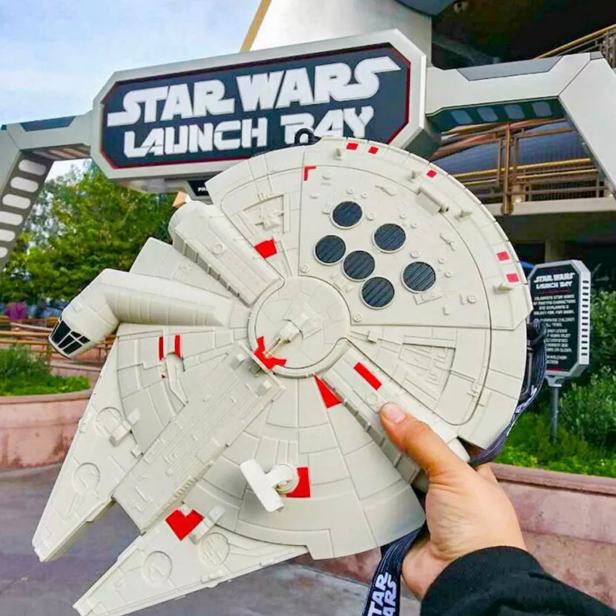 Disney Tokyo Resorts Palomera Star Wars Falcon Con Luz