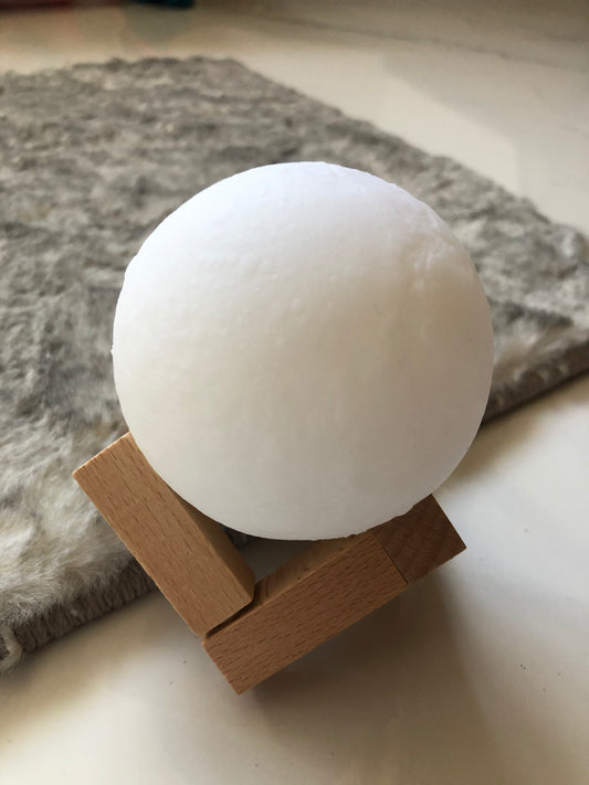 Lámpara lunar con base de madera