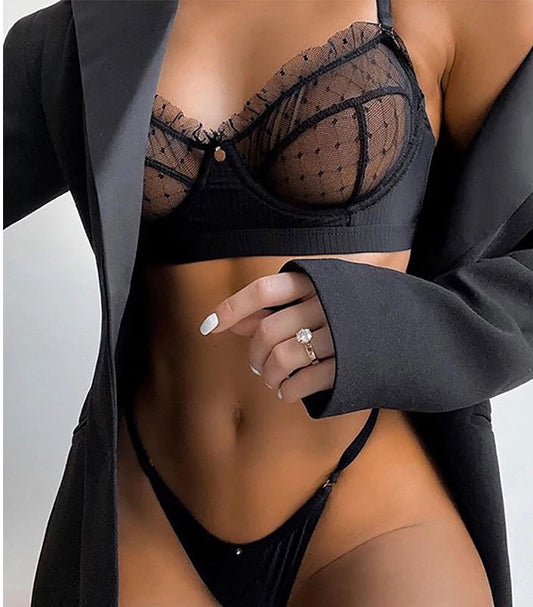 Set lencería semi transparente con detalle metálico negro